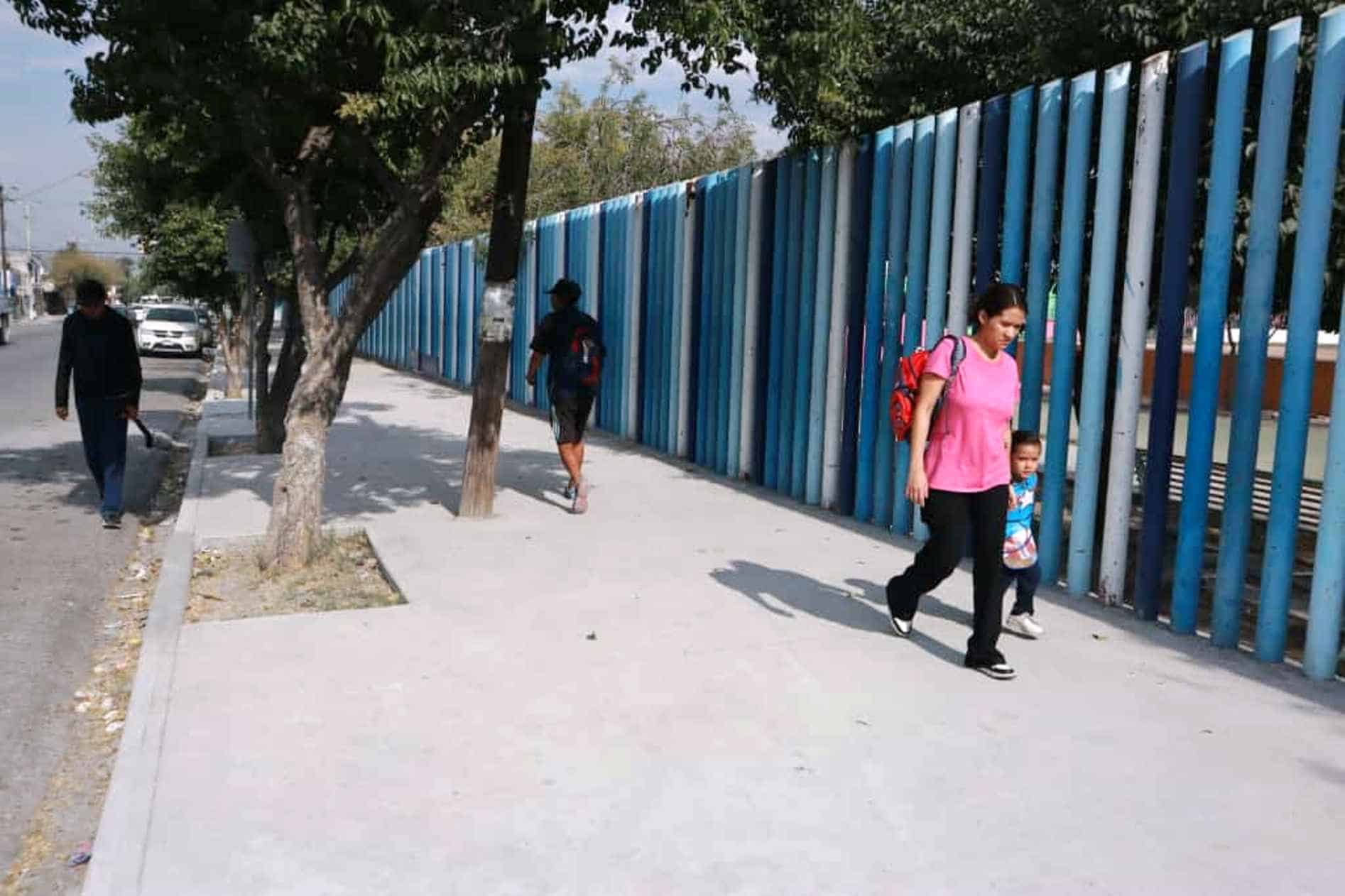 Inicia rehabilitación de banquetas en parque Abraham Curbelo de Saltillo