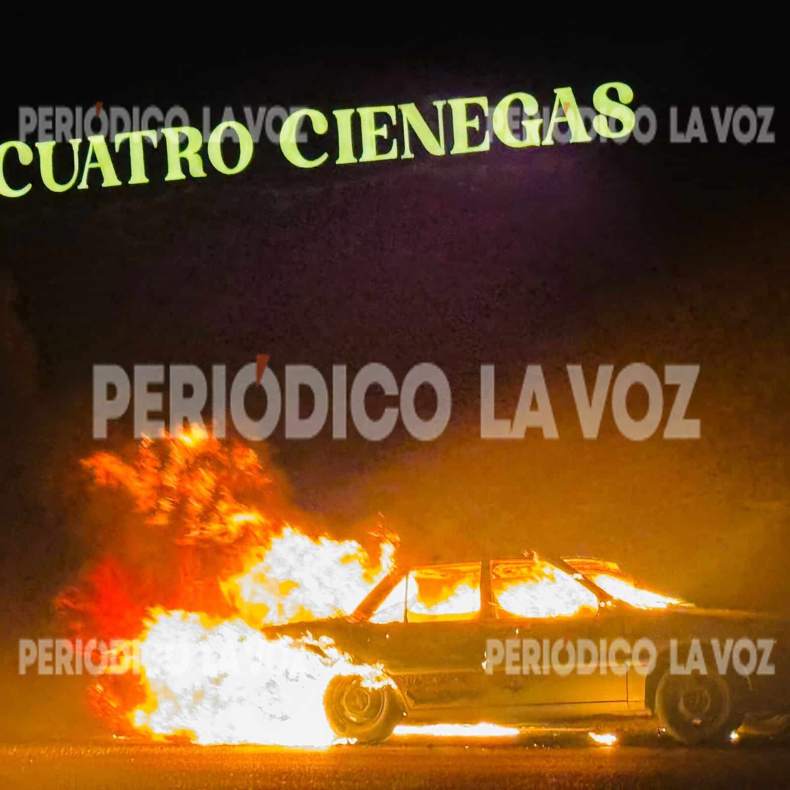 Conductor ileso tras incendio de su Ford Escort en Cuatro Ciénegas