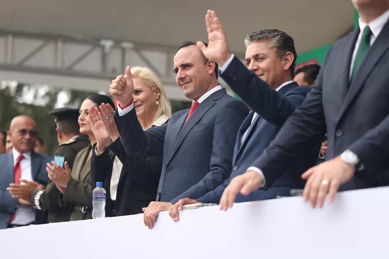 Gobernador Manolo Jiménez encabeza desfile por el 115 aniversario de la Revolución en Múzquiz
