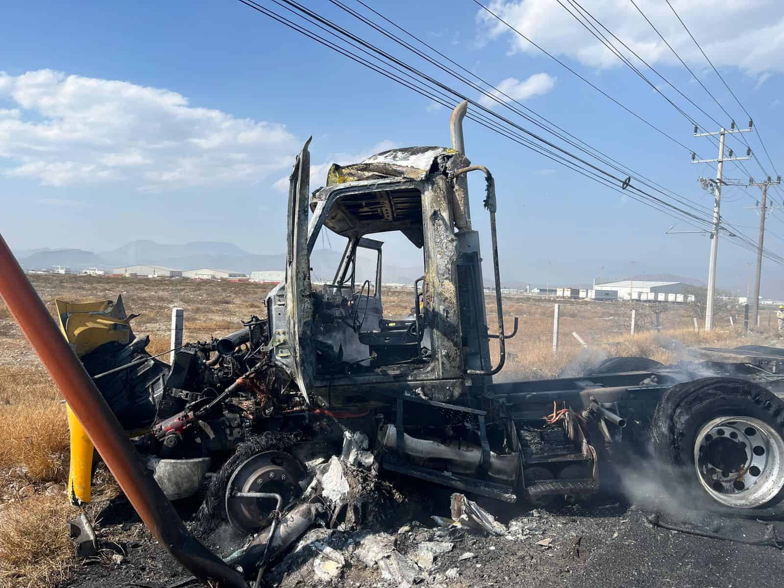 Accidente en libramiento Óscar Flores Tapia provoca incendio de tractocamión