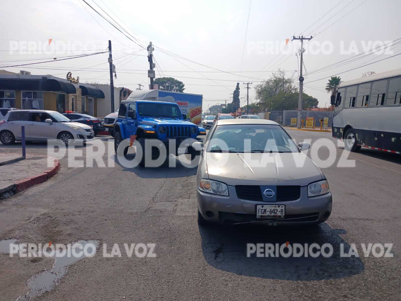 Choque en Monclova: vehículo todoterreno causa daños a Nissan Sentra