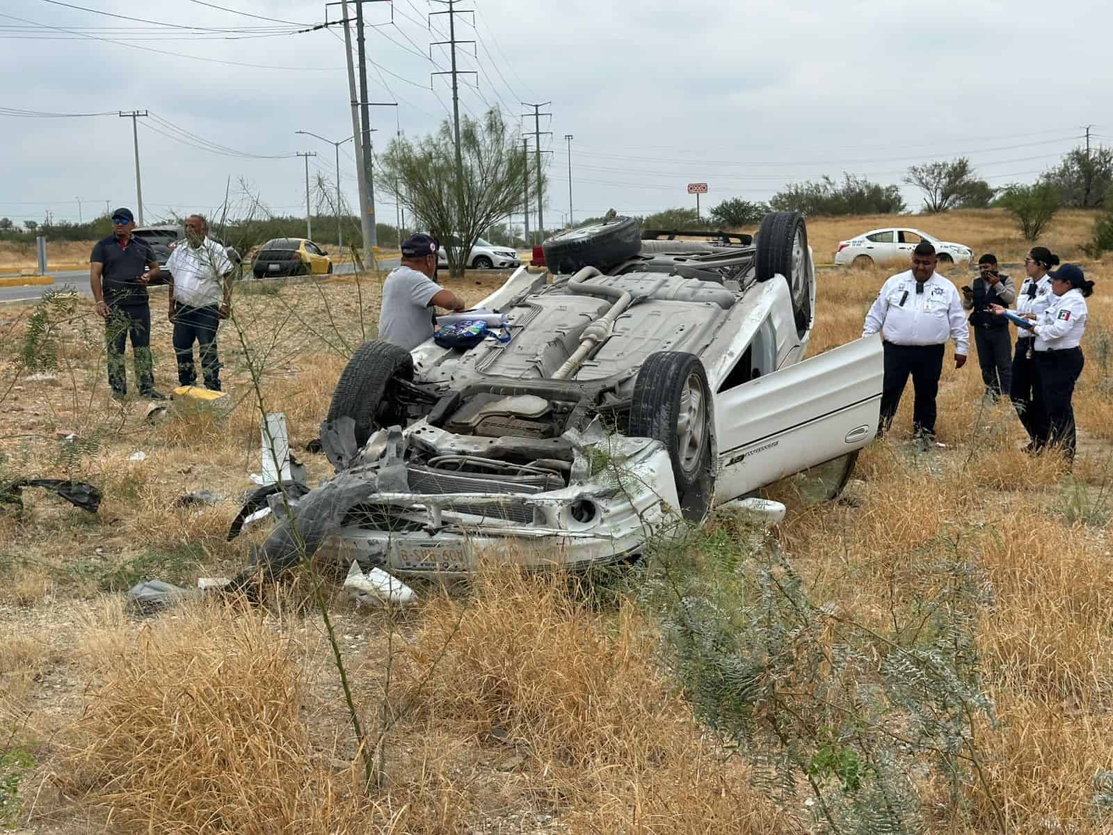 Mujer hospitalizada tras aparatosa volcadura en Prolongación Pérez Treviño