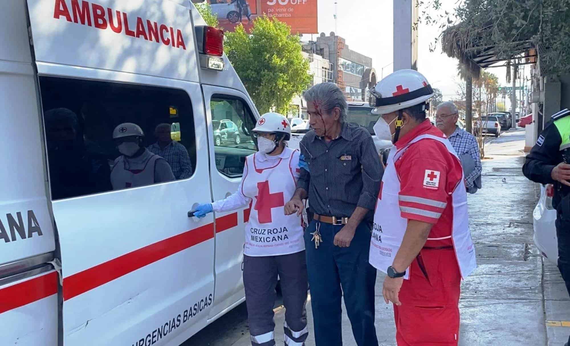 Adulto mayor lesionado tras atropello en el Centro de Saltillo