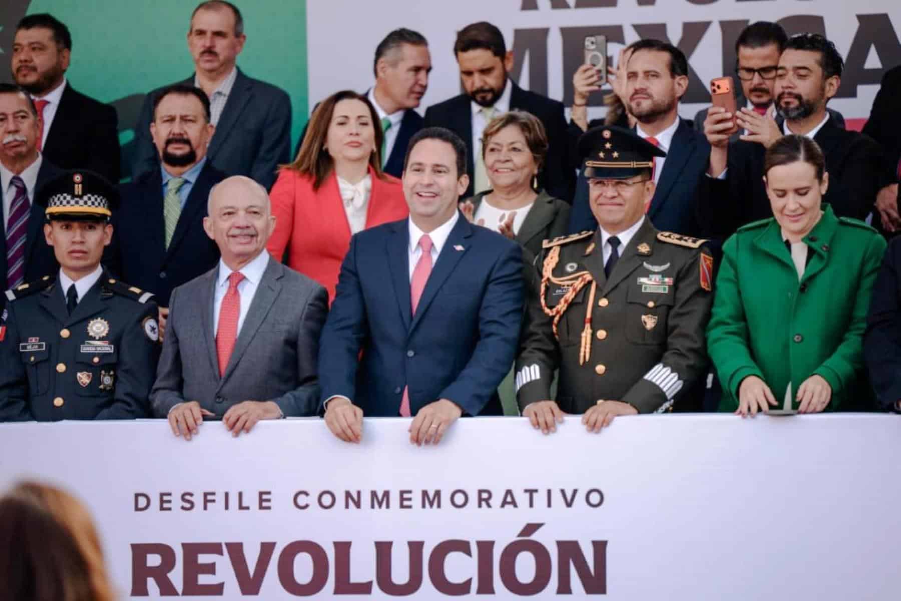 Javier Díaz González encabeza desfile cívico en Saltillo por la Revolución Mexicana