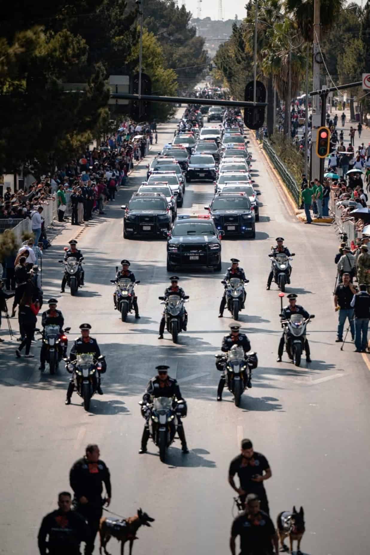 Javier Díaz González encabeza desfile cívico en Saltillo por la Revolución Mexicana