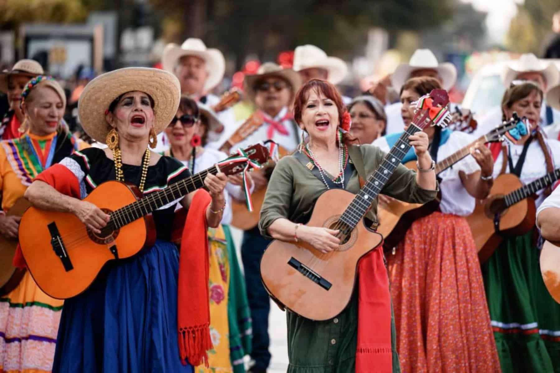 Javier Díaz González encabeza desfile cívico en Saltillo por la Revolución Mexicana
