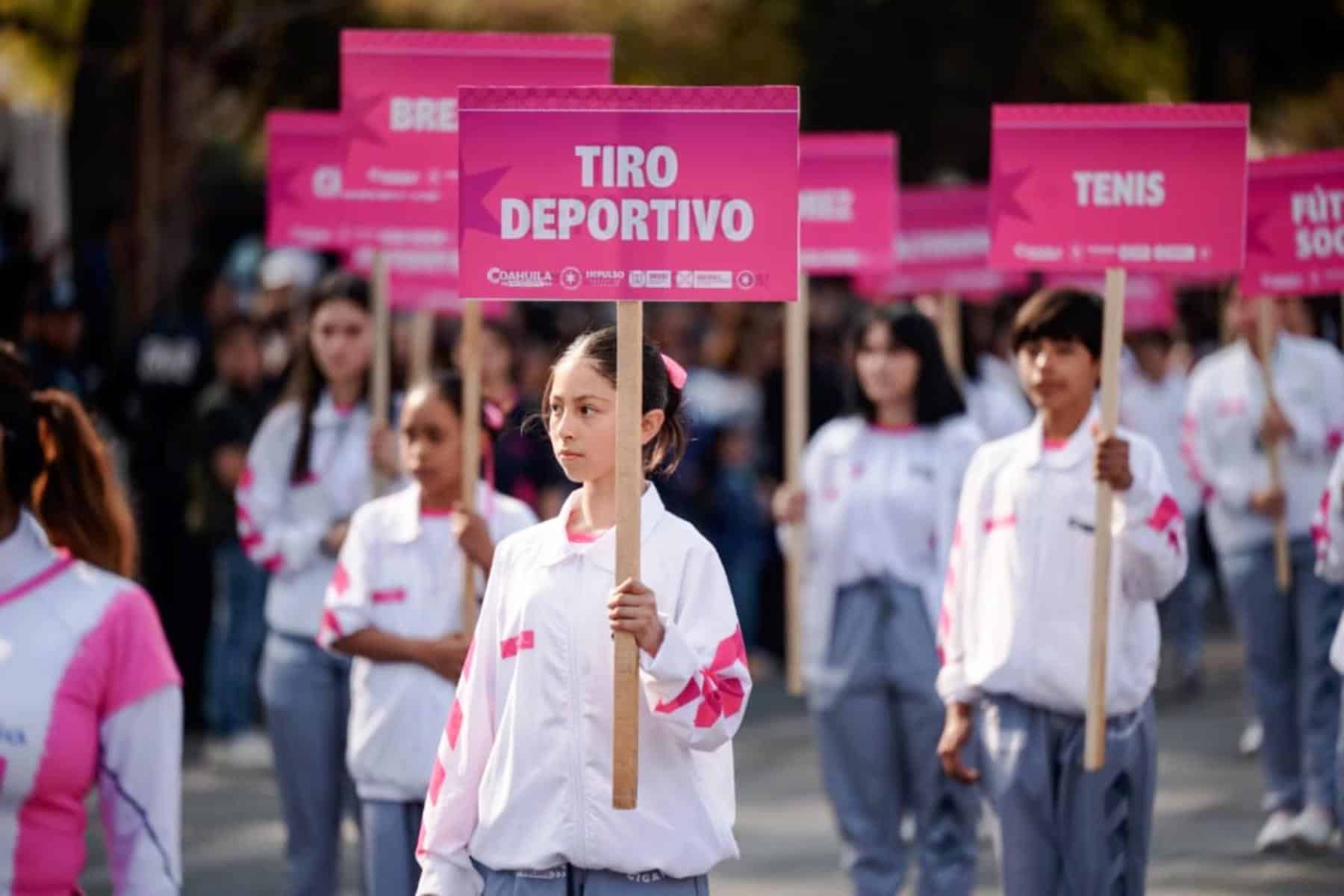 Javier Díaz González encabeza desfile cívico en Saltillo por la Revolución Mexicana