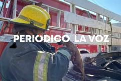 Bomberos de Monclova salvan cachorro en incendio de casa abandonada en Emiliano Zapata
