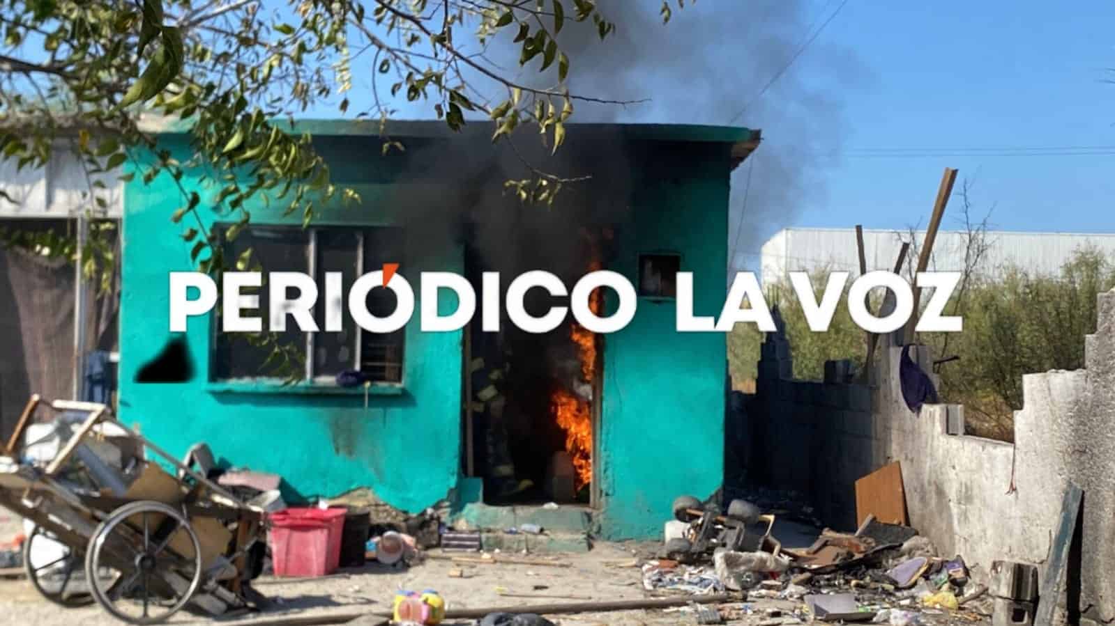 Bomberos de Monclova salvan cachorro en incendio de casa abandonada en Emiliano Zapata