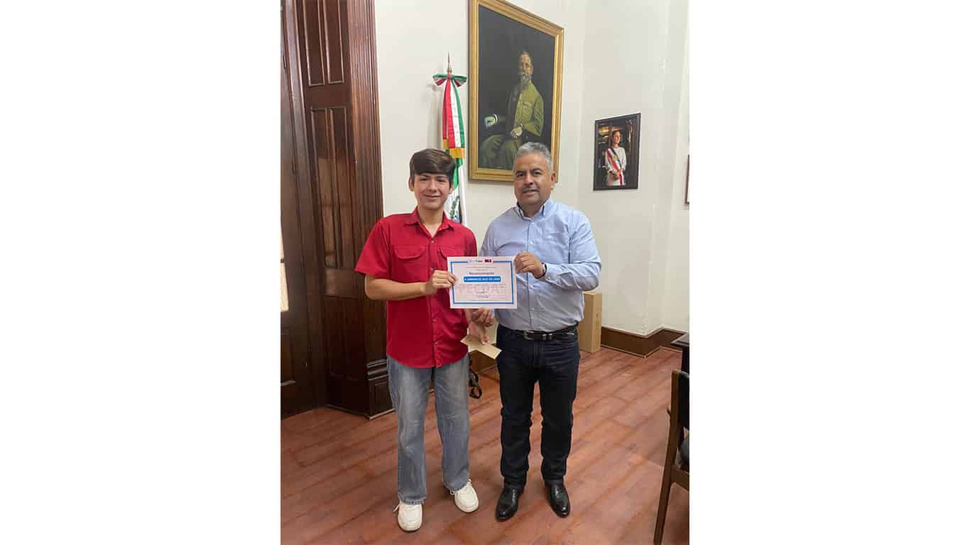 Emmanuel Ruiz de León recibe reconocimiento en Cuatro Ciénegas