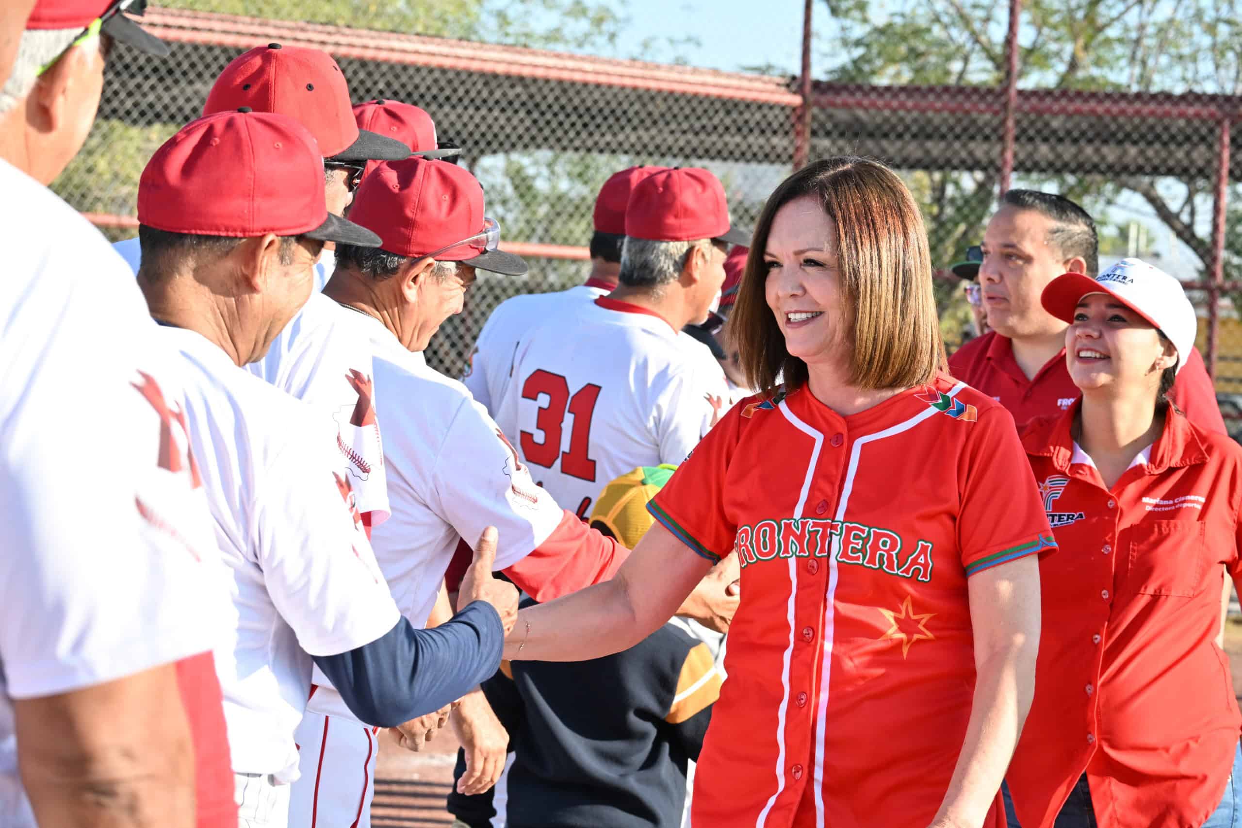 Alcaldesa Sari Pérez celebra el éxito de Frontera en el torneo nacional de béisbol