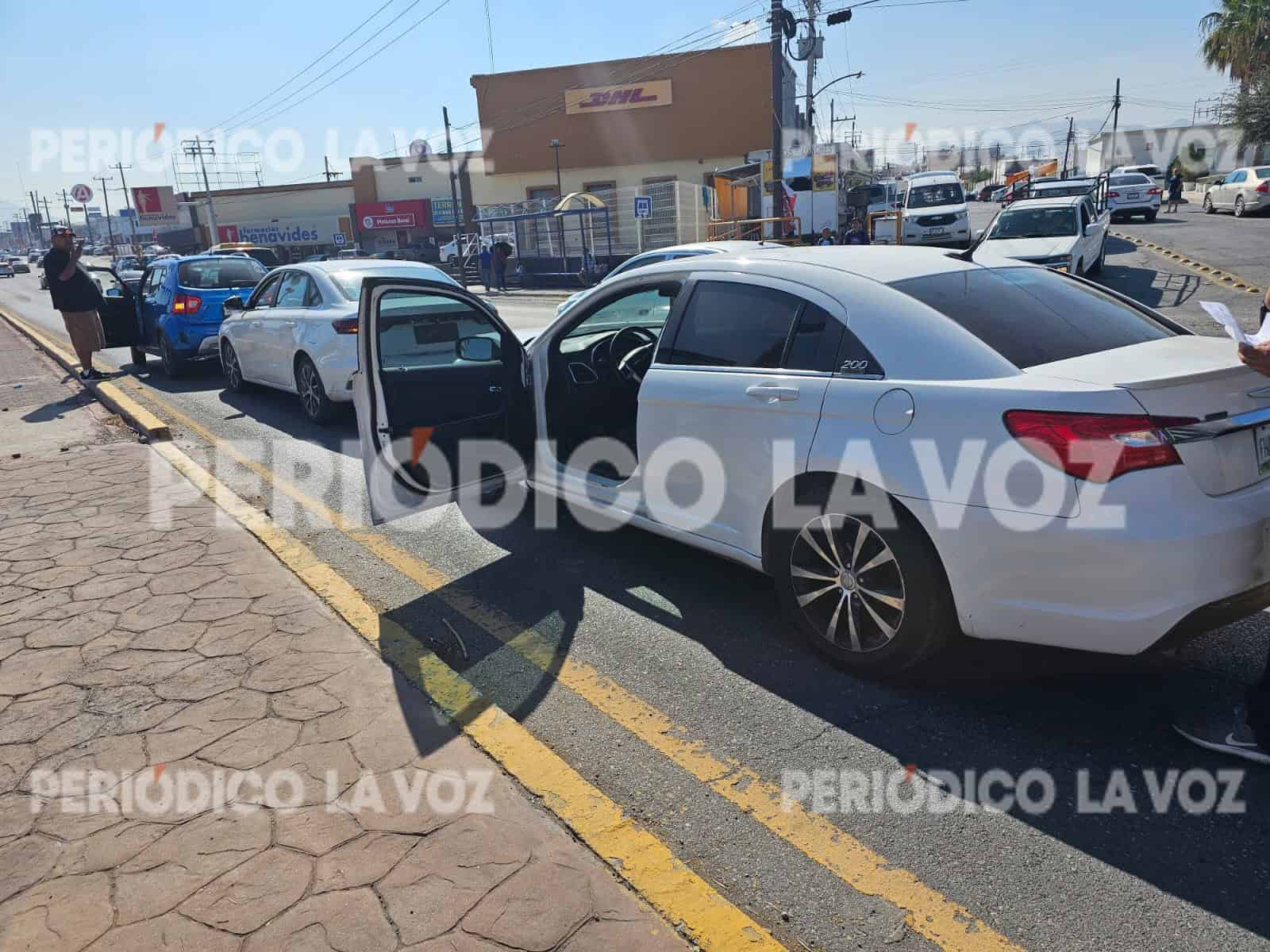 Accidente vehicular causa carambola en bulevar Harold R. Pape, Monclova