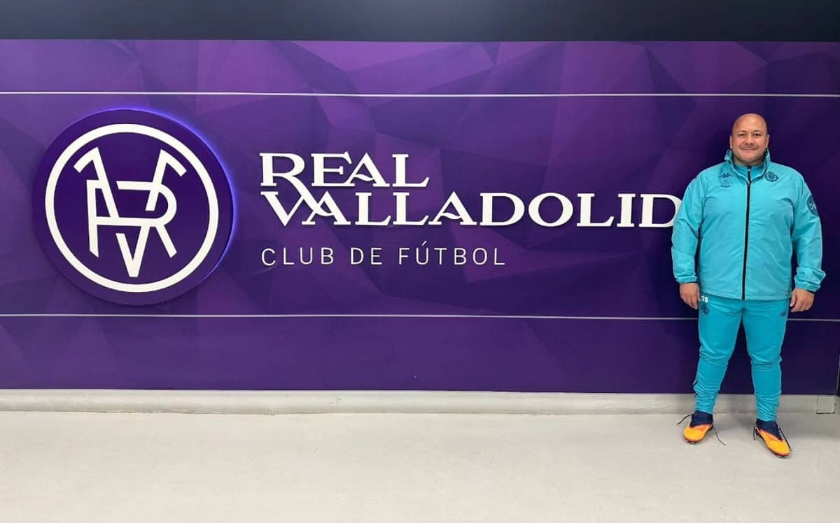 Ex gobernador de Jalisco, Enrique Alfaro, inicia etapa como auxiliar en el Real Valladolid