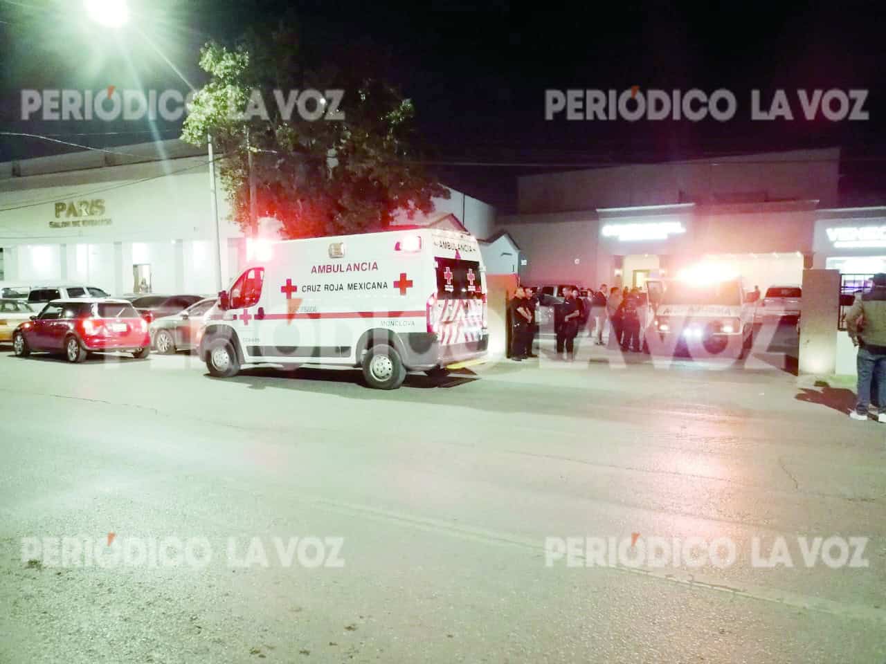 Paramédicos atienden a Doña Eva María tras caer en fiesta en colonia El Pueblo