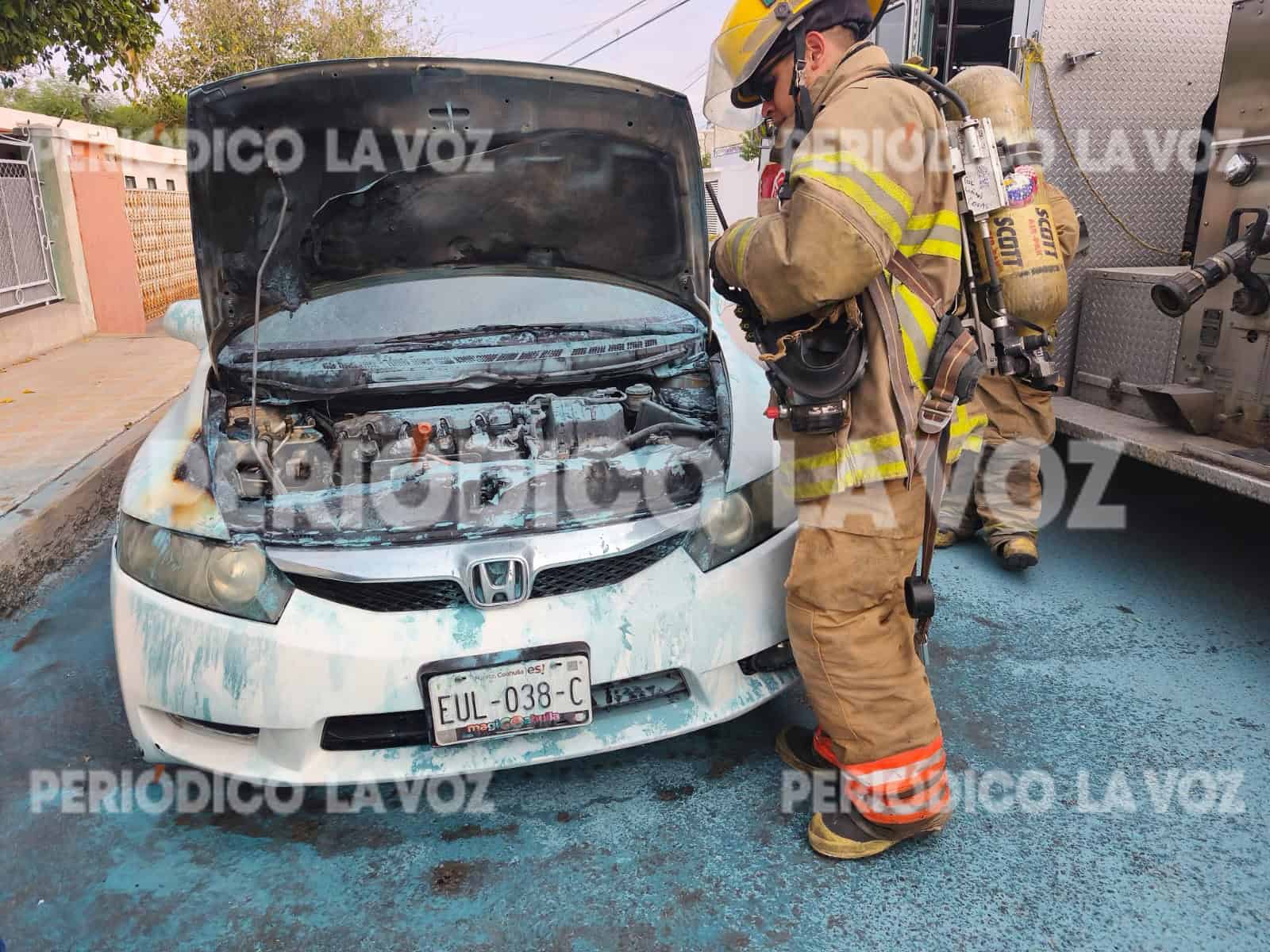 Cortocircuito causa incendio en vehículo de la colonia 18 de Marzo