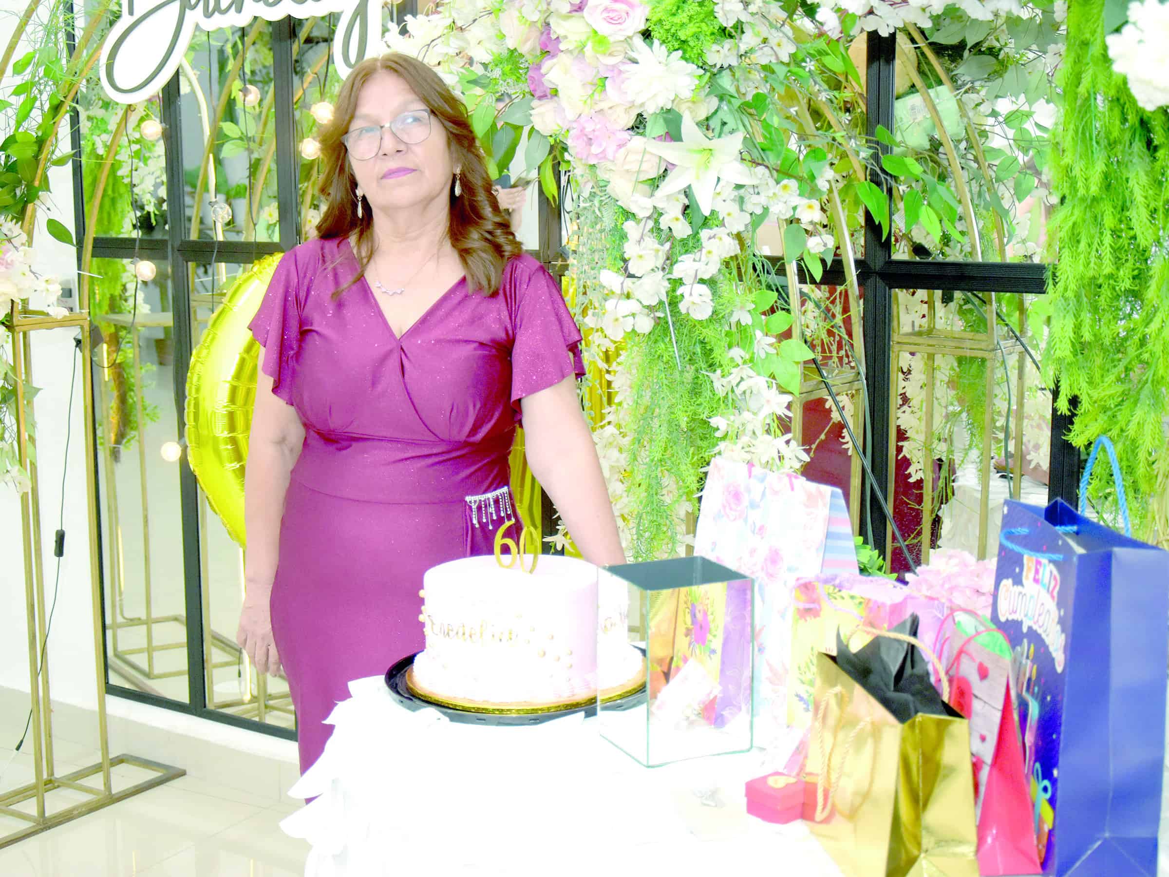 Enedelia Vara celebra su cumpleaños número 60 con familiares en Monclova