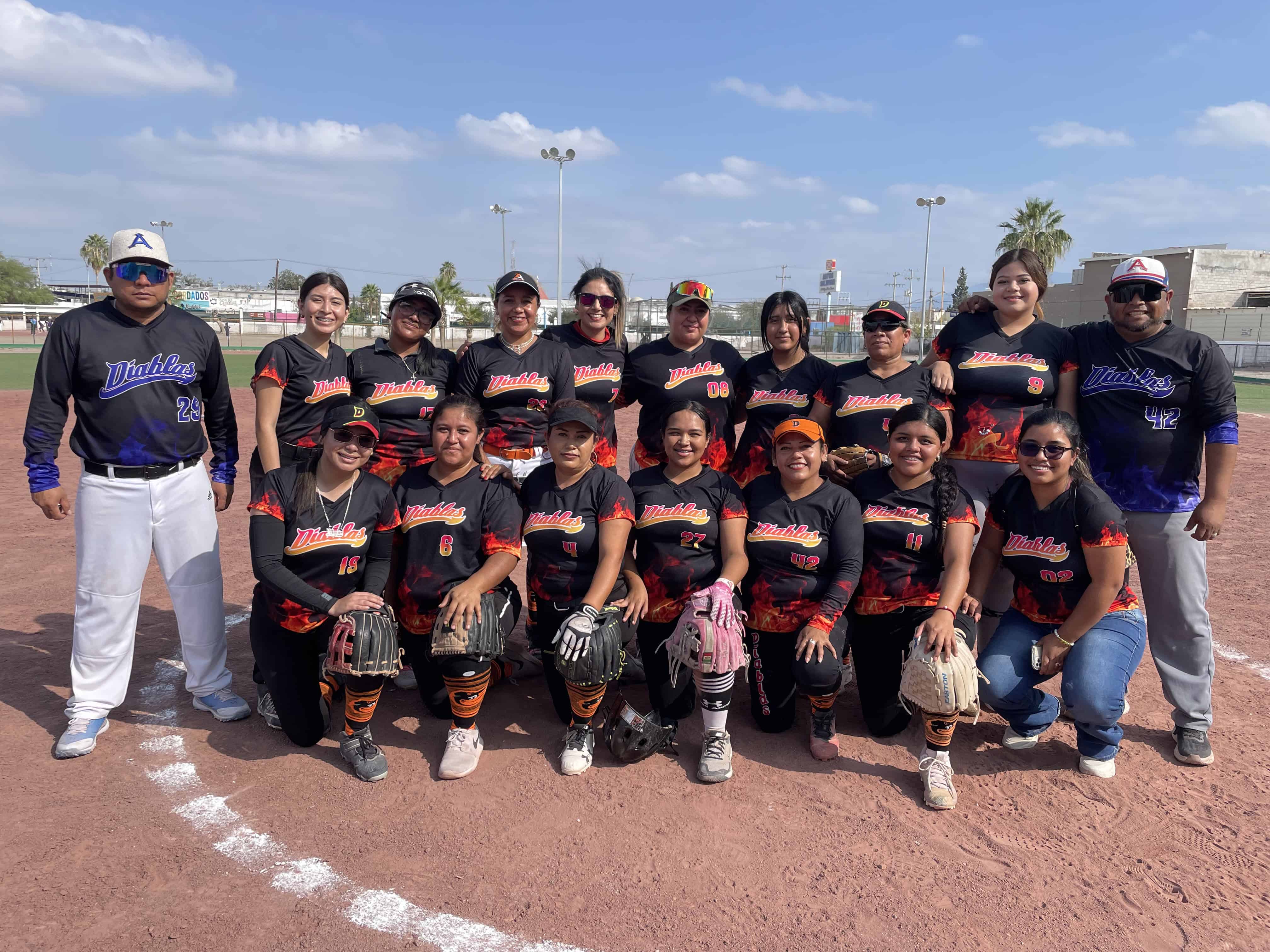 Diablas vencen a Mitoteras 8-6 y avanzan a la final de softbol