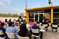 Javier Flores apoya la reinauguración de un restaurante en San Buenaventura