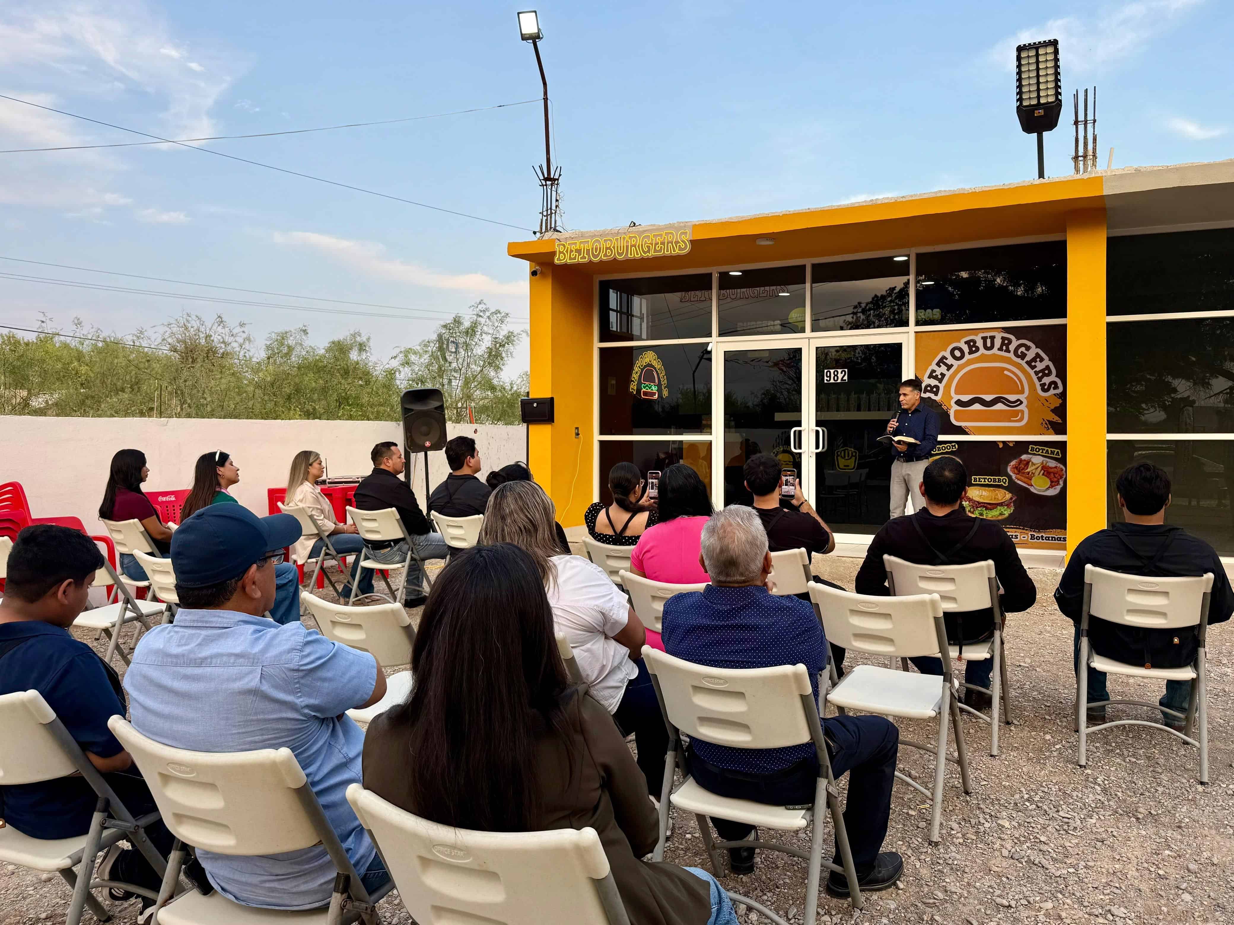 Javier Flores apoya la reinauguración de un restaurante en San Buenaventura