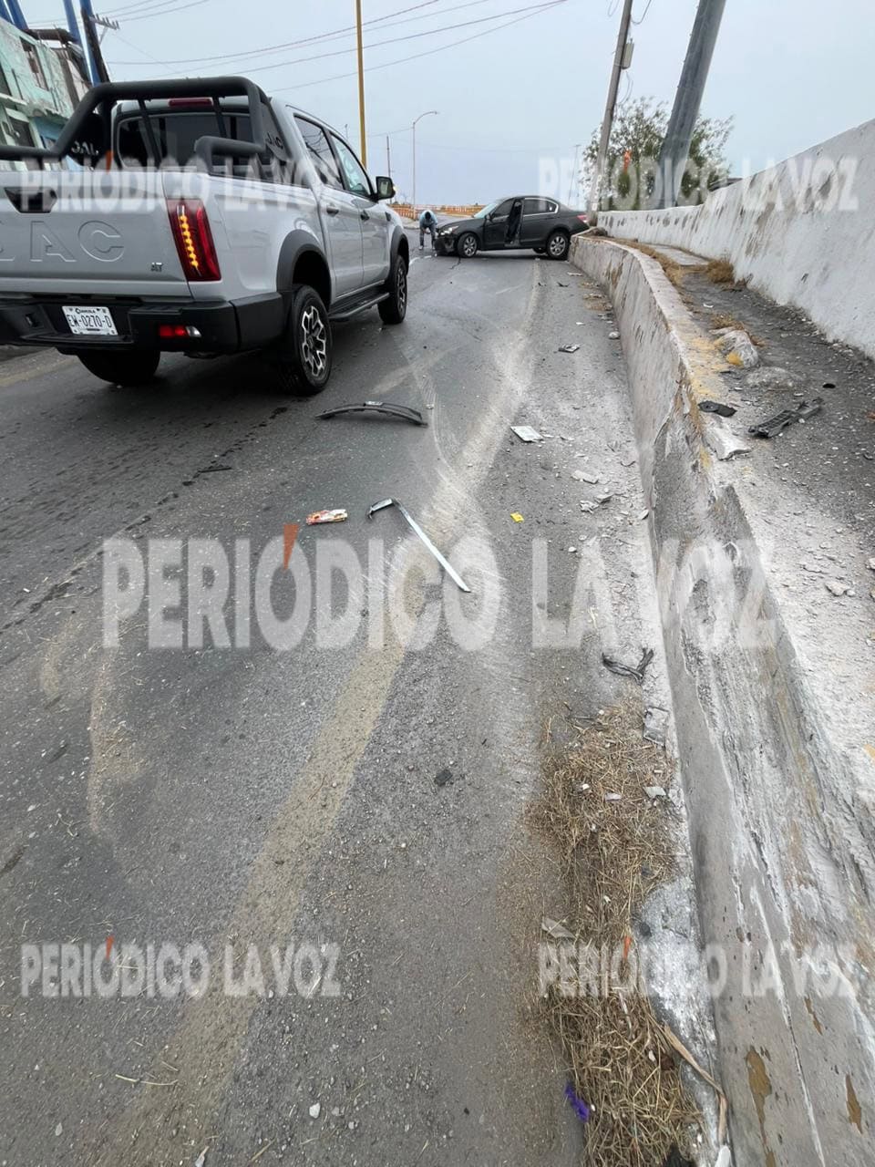 Conductor ebrio choca su auto contra el Puente Calicanto en Monclova