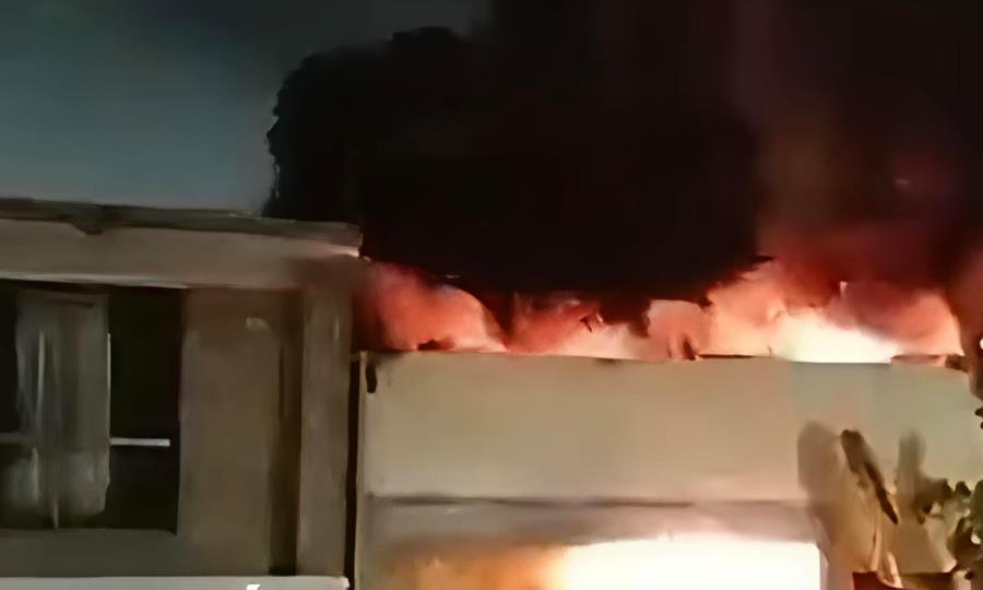 Arrasa incendio en fábrica de paletas
