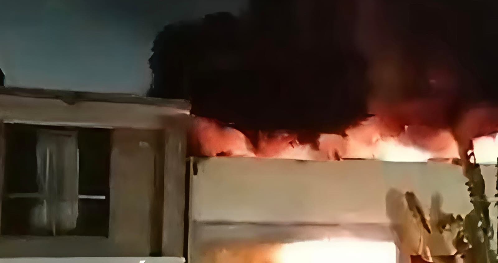 Arrasa incendio en fábrica de paletas