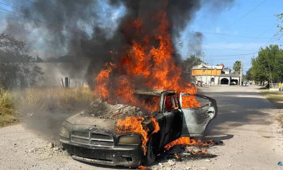 Incendio consume vehículo En colonia El Magisterio