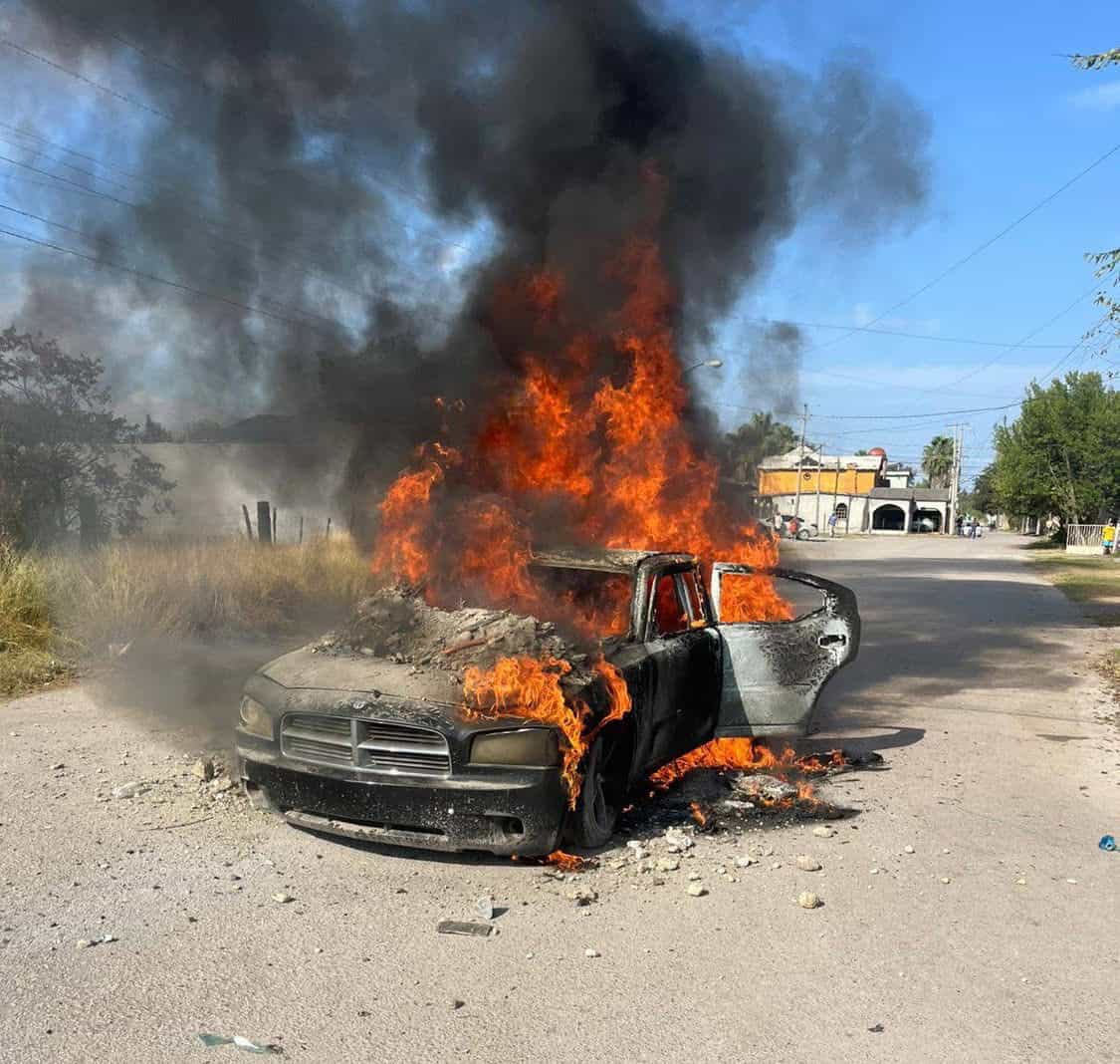 Incendio consume vehículo En colonia El Magisterio