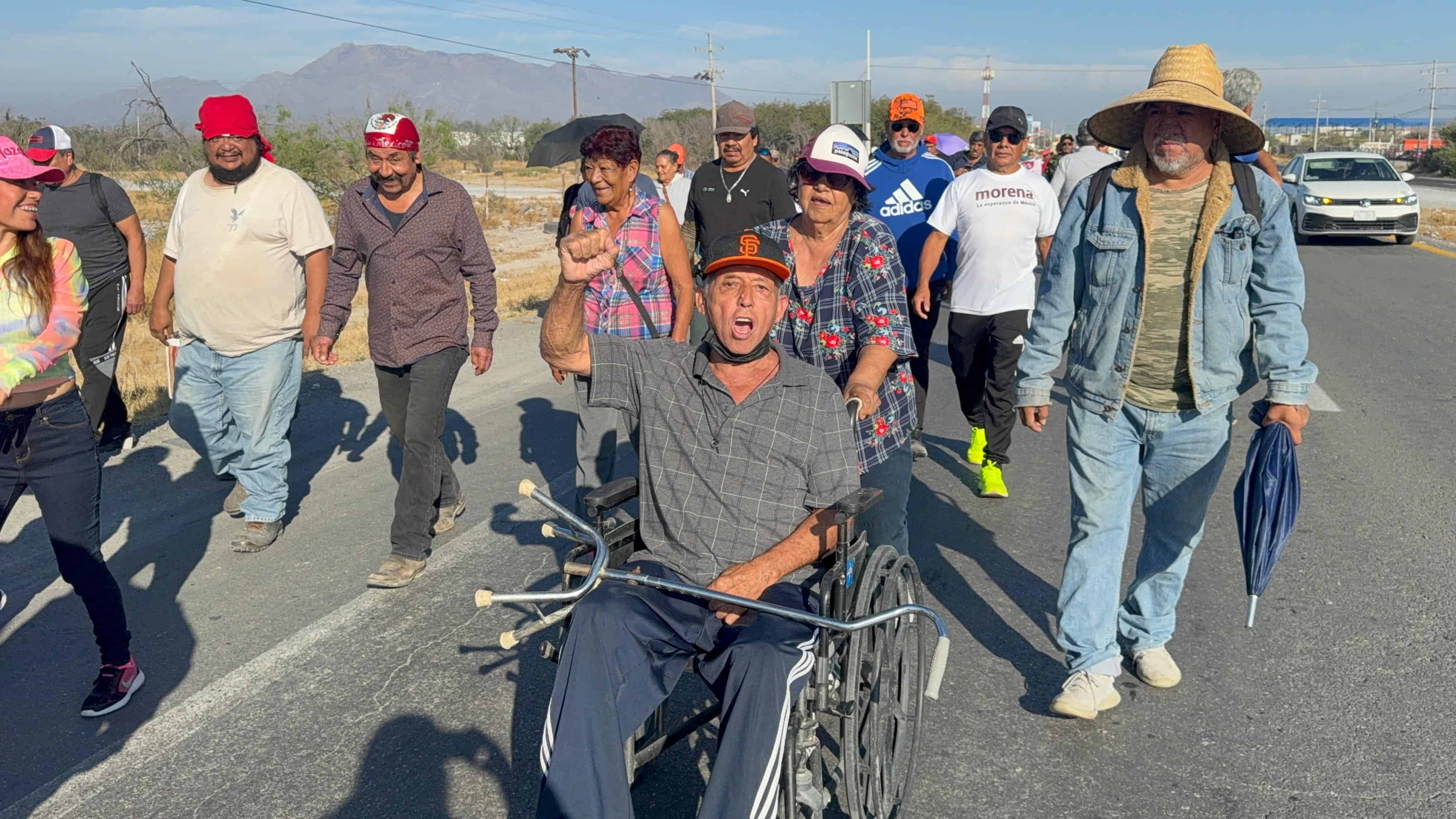 Trabajadores de AHMSA marchan hacia Saltillo por adeudos laborales
