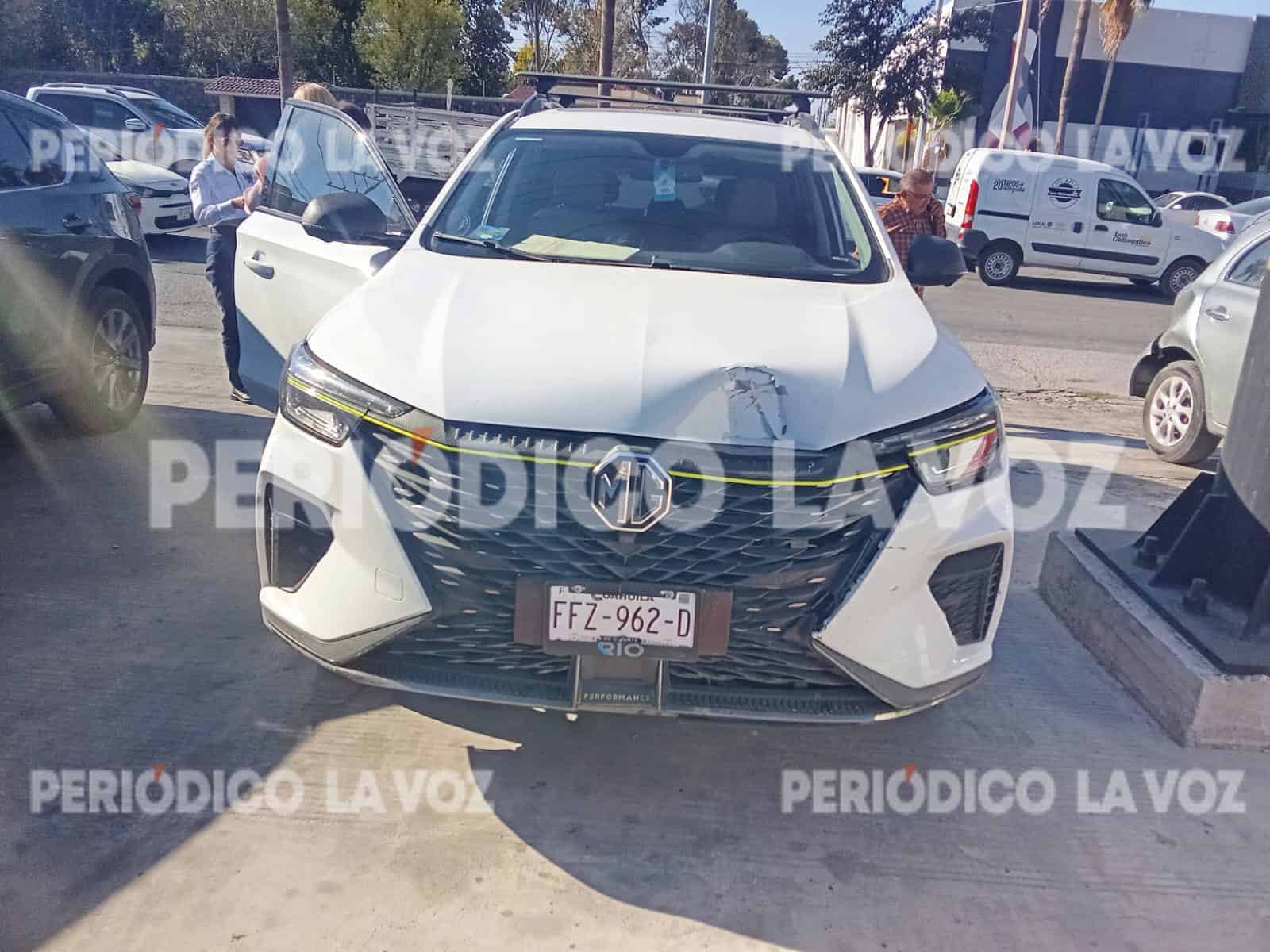 Choque en Monclova: conductora a exceso de velocidad causa daños severos