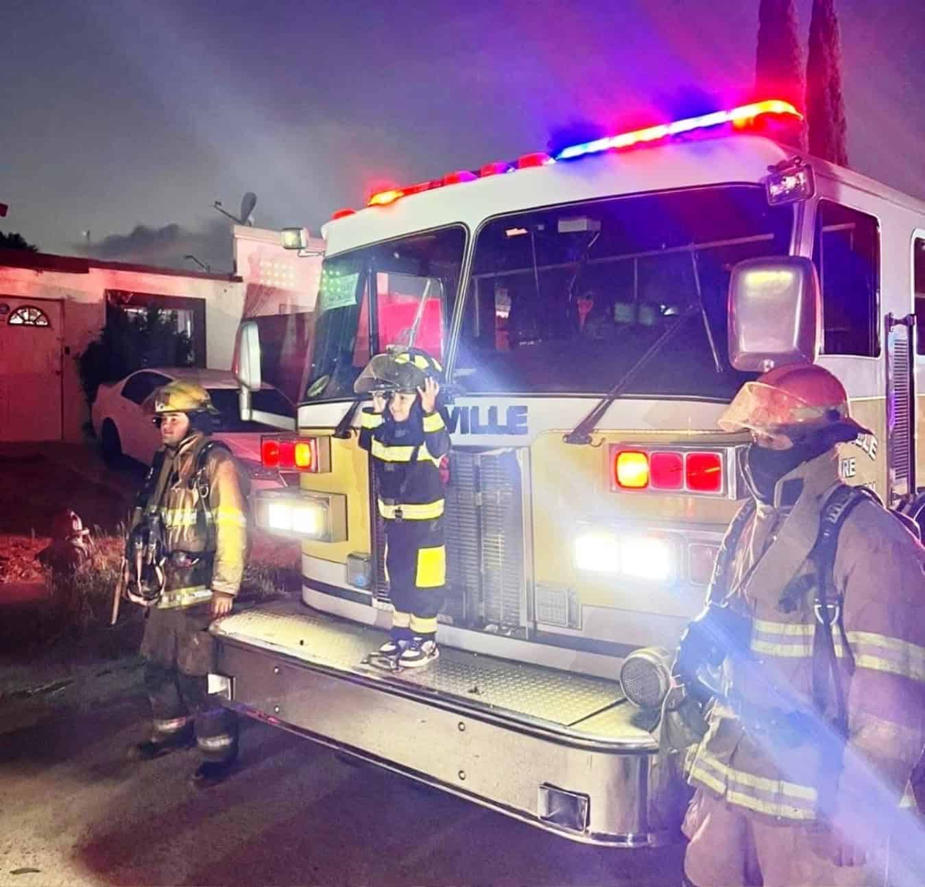 Bomberos de Ramos Arizpe celebran el cumpleaños de Yadier Antonio