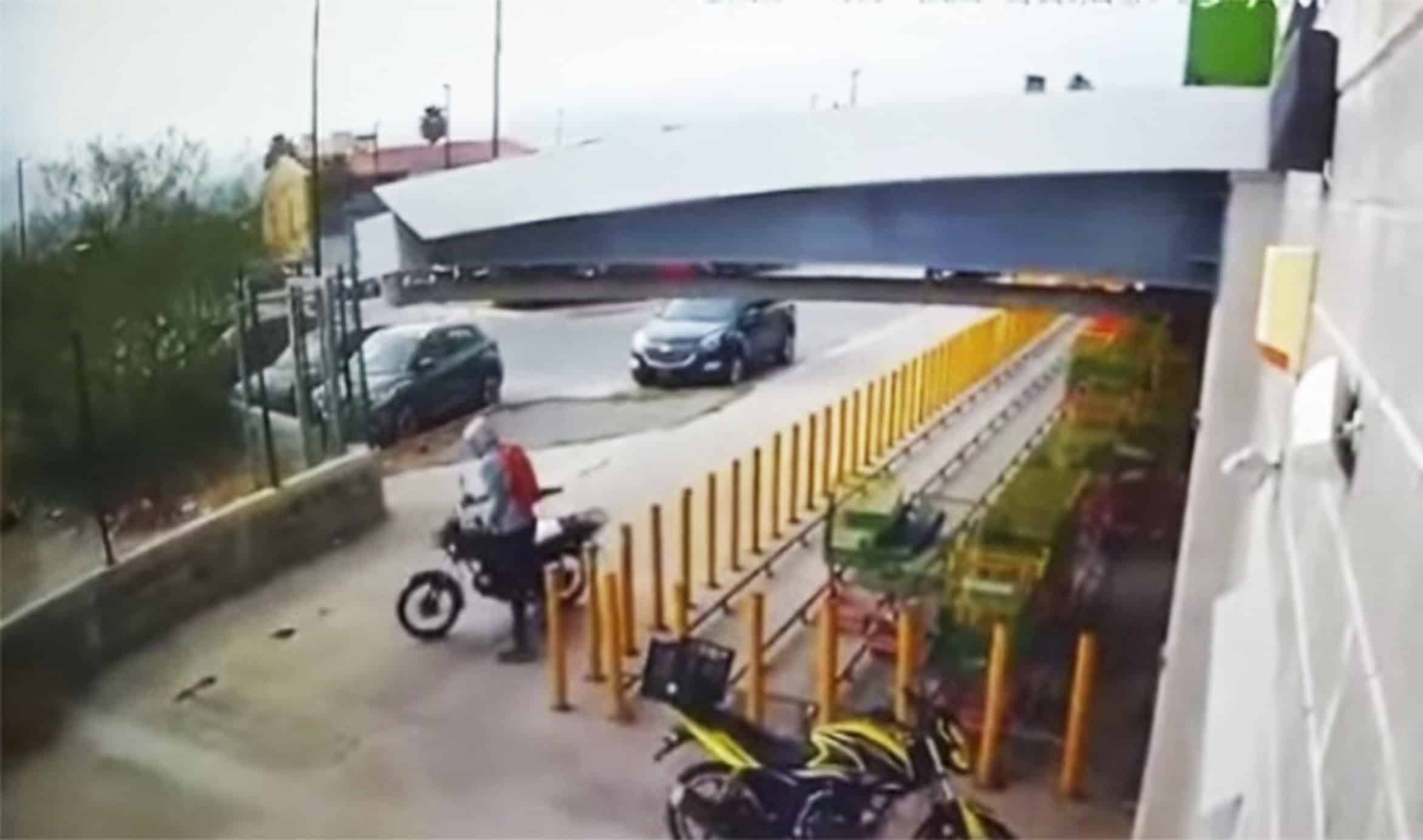 Roban motocicleta en estacionamiento de centro comercial en la colonia Palmas