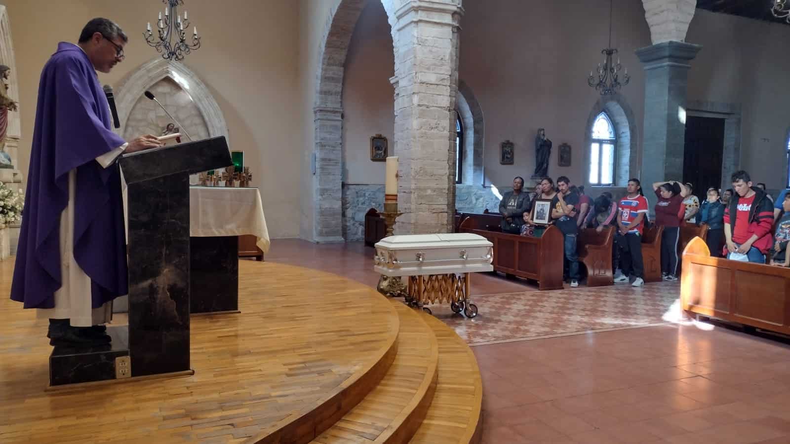 Despiden al pequeño Ethan en una ceremonia íntima y profundamente dolorosa