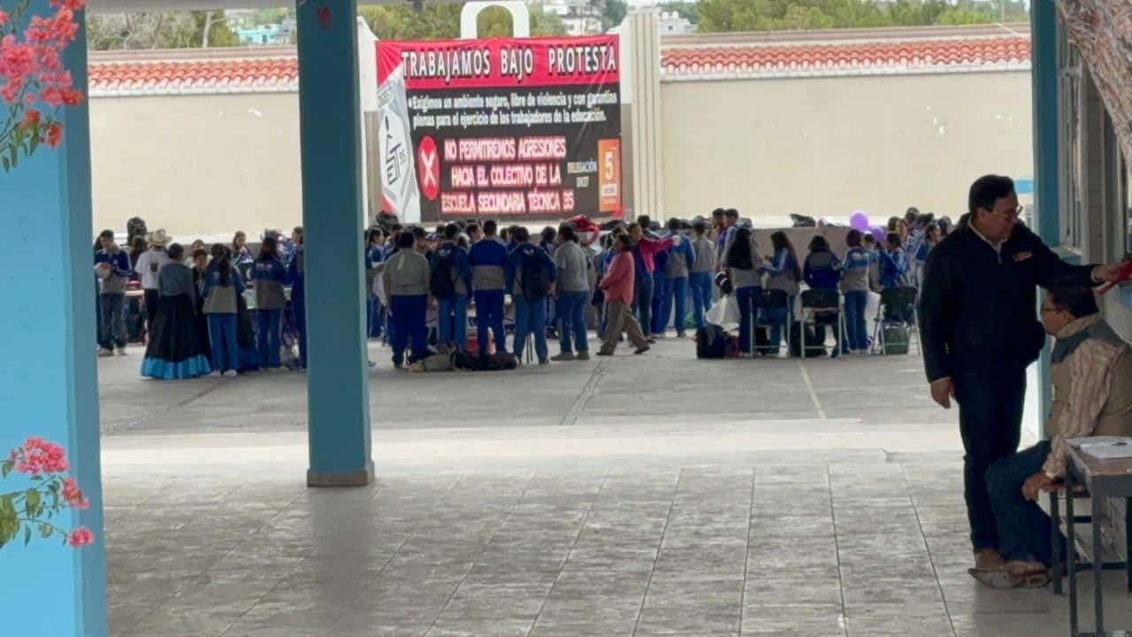 Docentes de Secundaria Técnica 35 en Monclova protestan por amparo a alumno agresor