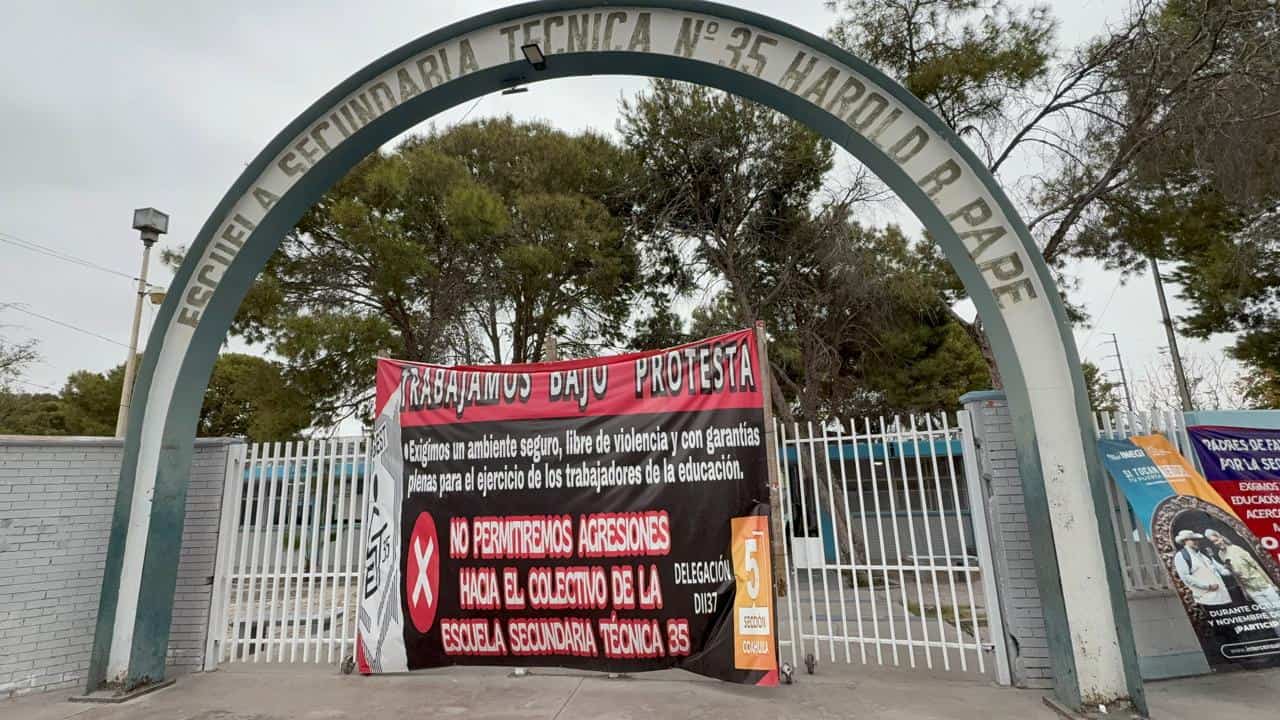 Protestan docentes de secundaria técnica 35 por amparo a estudiante agresor