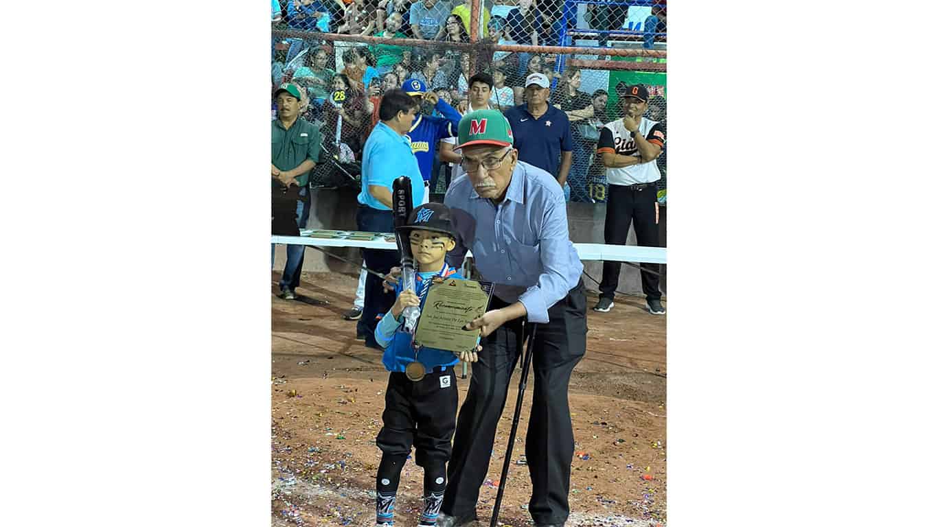 Fernando González Carmona es homenajeado por su trayectoria en béisbol en Monclova