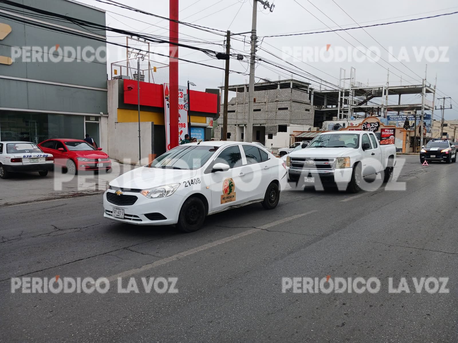 Camioneta impacta automóvil en Monclova: daños materiales en bulevar Benito Juárez