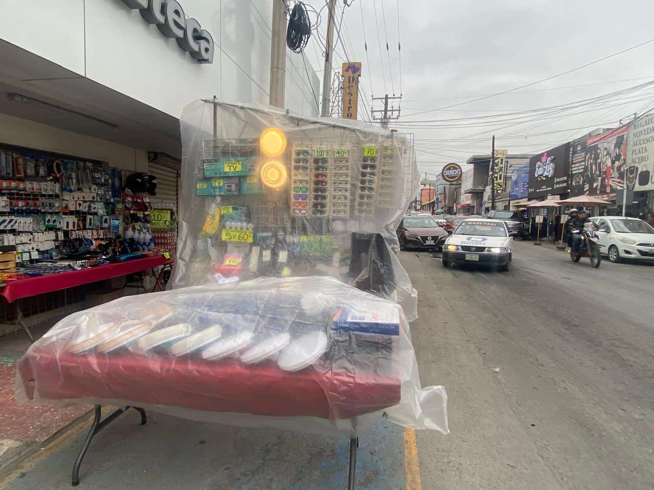 Vendedores ambulantes protegen su mercancía ante lluvias en la zona centro