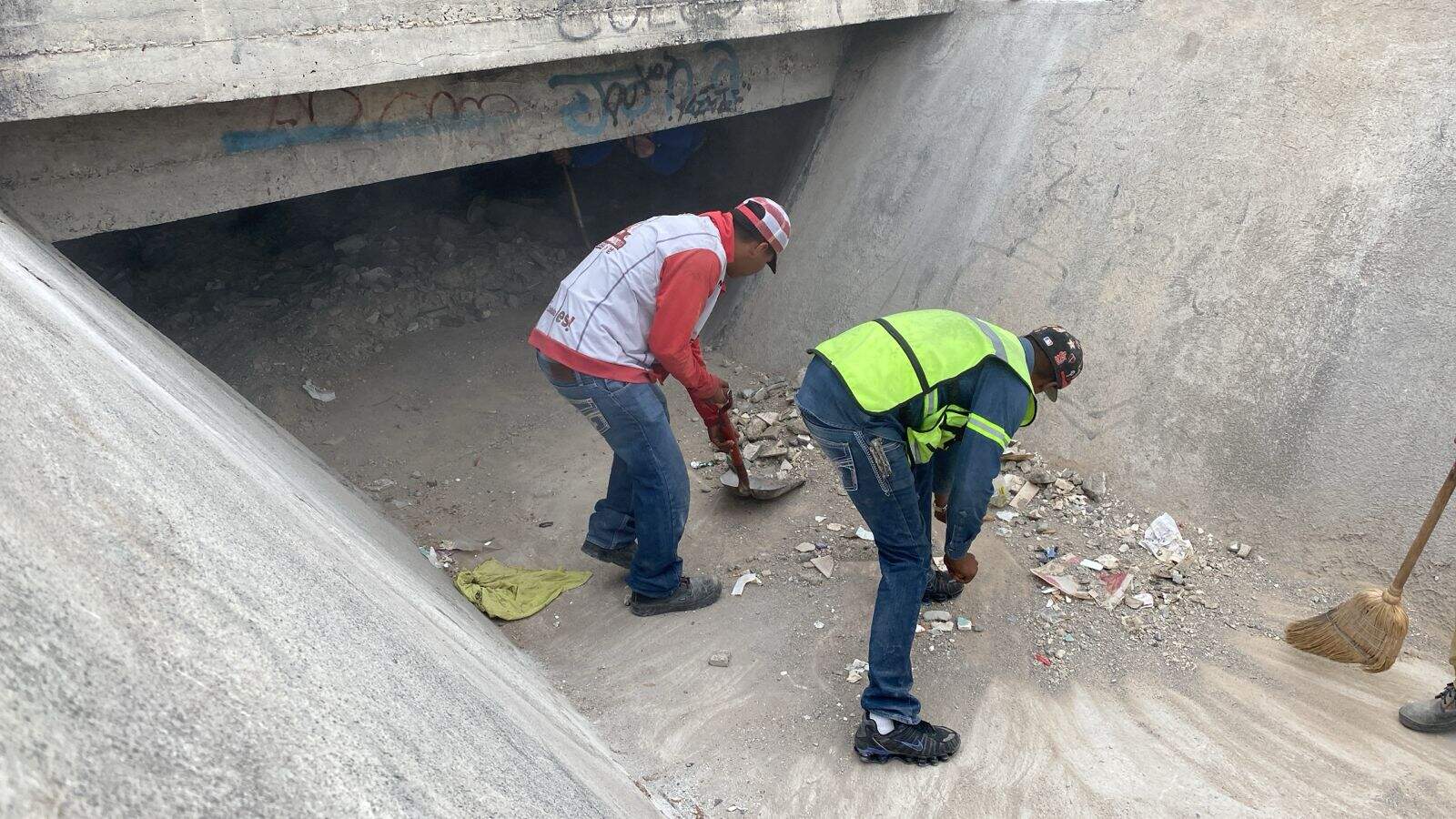 Municipio retira 20 toneladas de escombro del arroyo Campanario