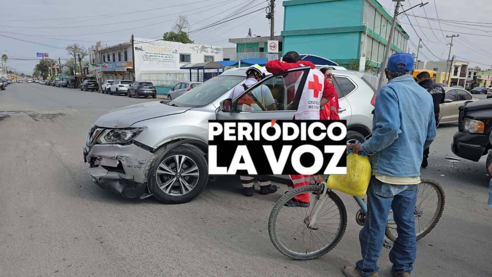 Se le ´mete´ a camioneta