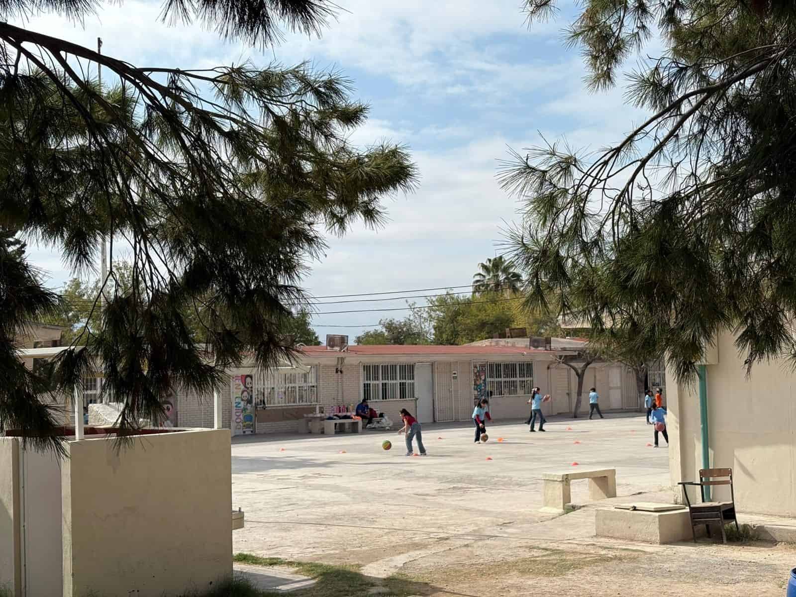 Directora de primaria en Frontera vende techo a constructora del intendente