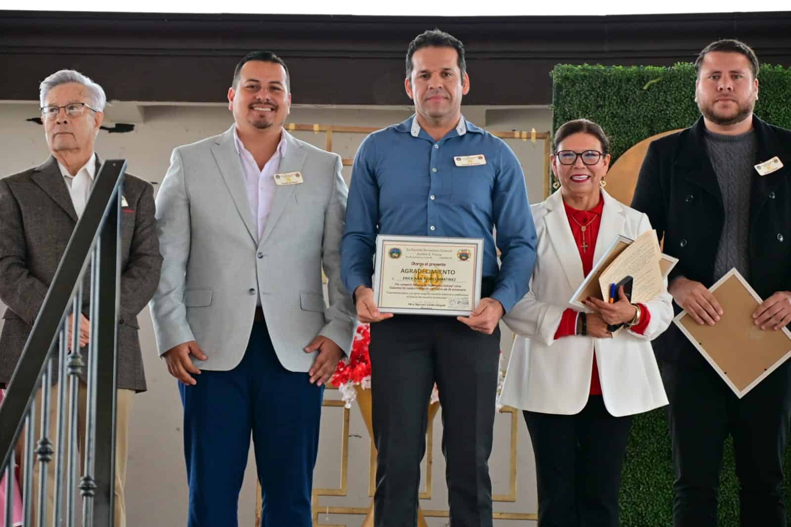 Reconocen a exalumnos destacados en el 60 aniversario de la secundaria