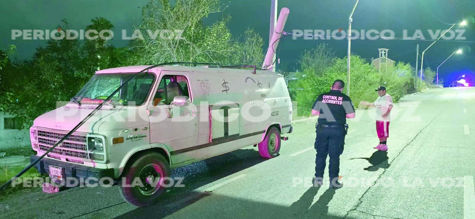 Conductor huye tras causar accidente en Monclova: poste cae sobre vehículo
