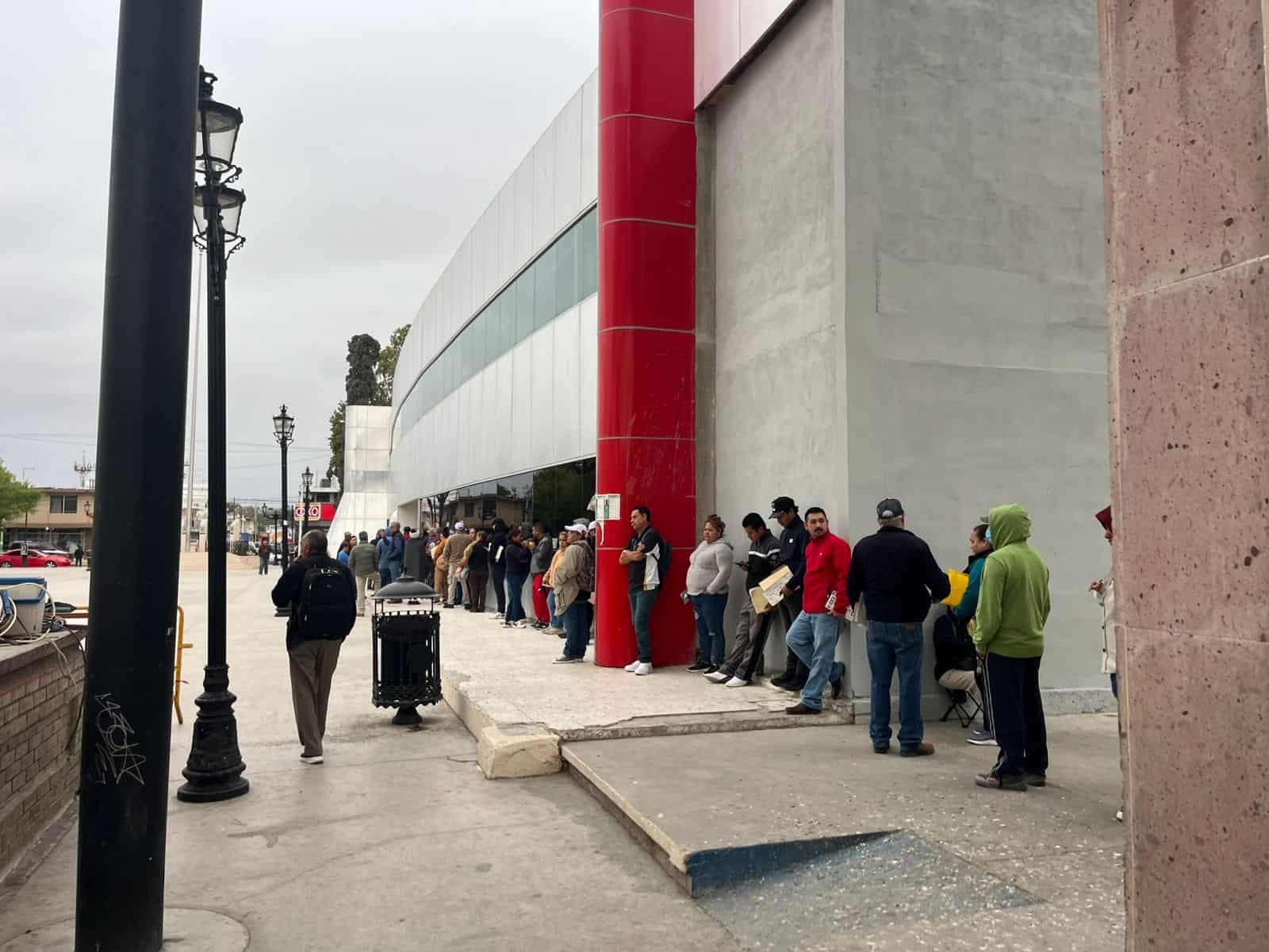 Largas filas en Acuña por cierre de descuentos vehiculares