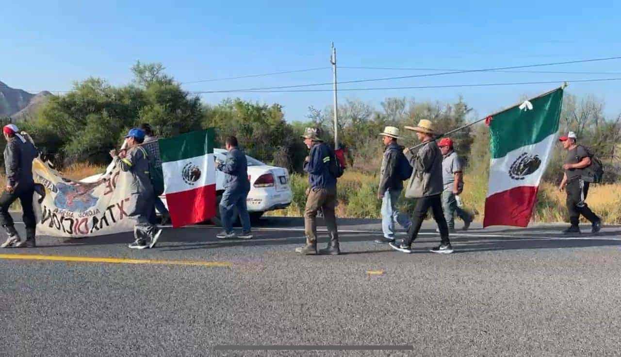 Trabajadores de AHMSA marchan hacia Ciudad de México por crisis económica