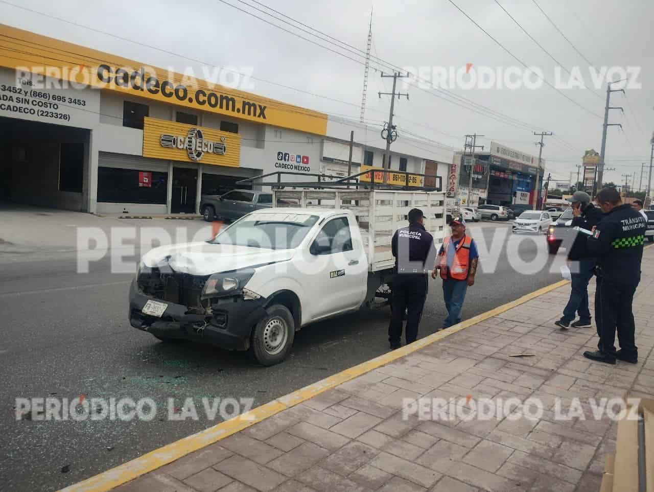 Choque entre camioneta y automóvil provoca caos vial en Monclova