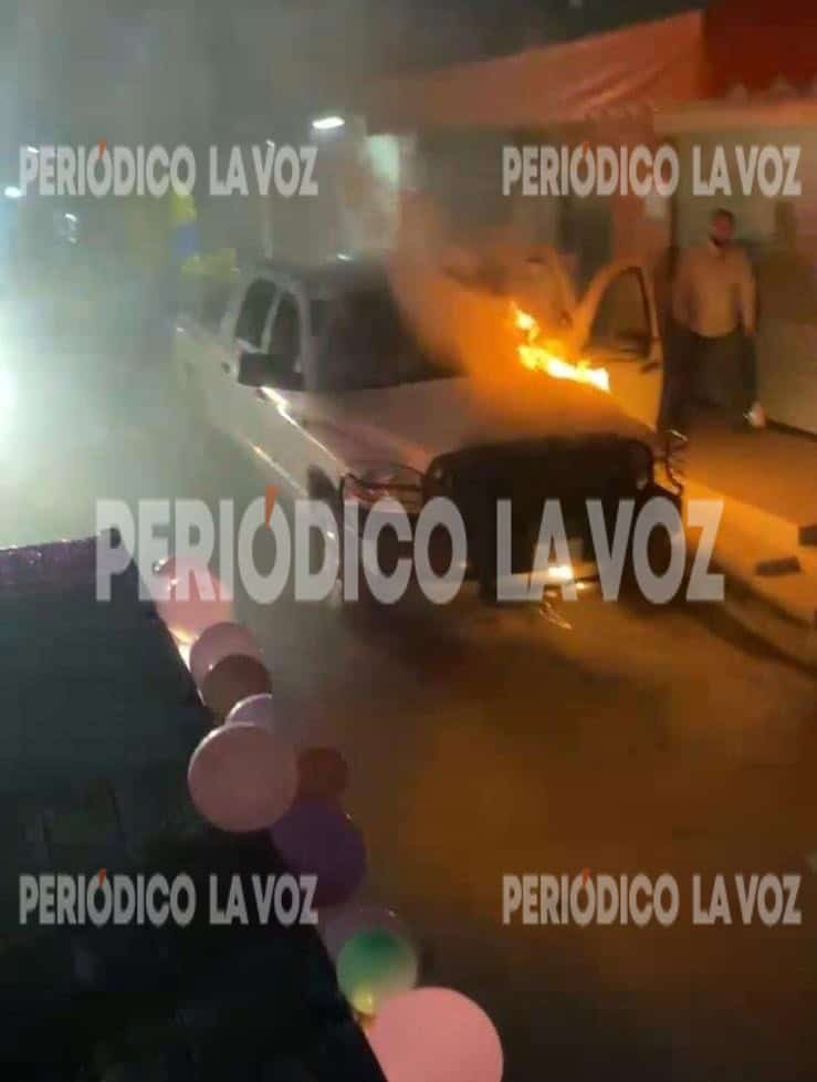 Camioneta arde durante desfile en Frontera y causa pánico entre estudiantes
