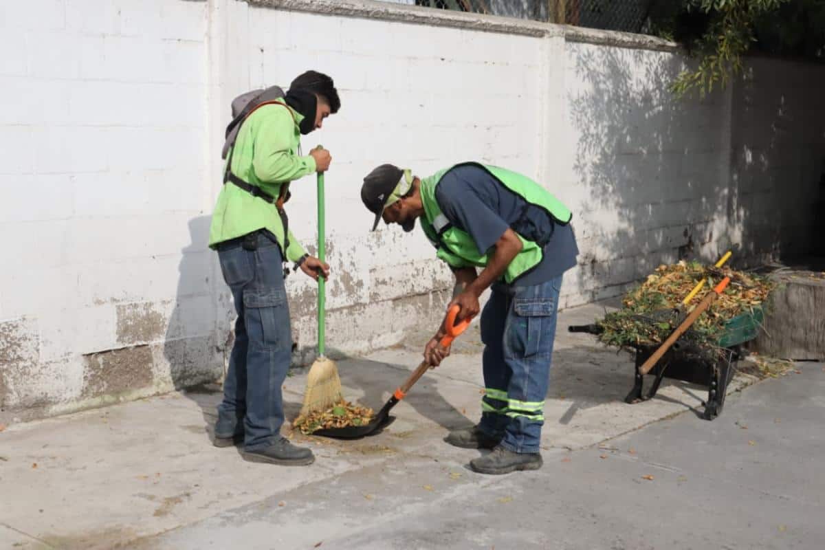 Gobierno de Saltillo intensifica limpieza de pasos peatonales