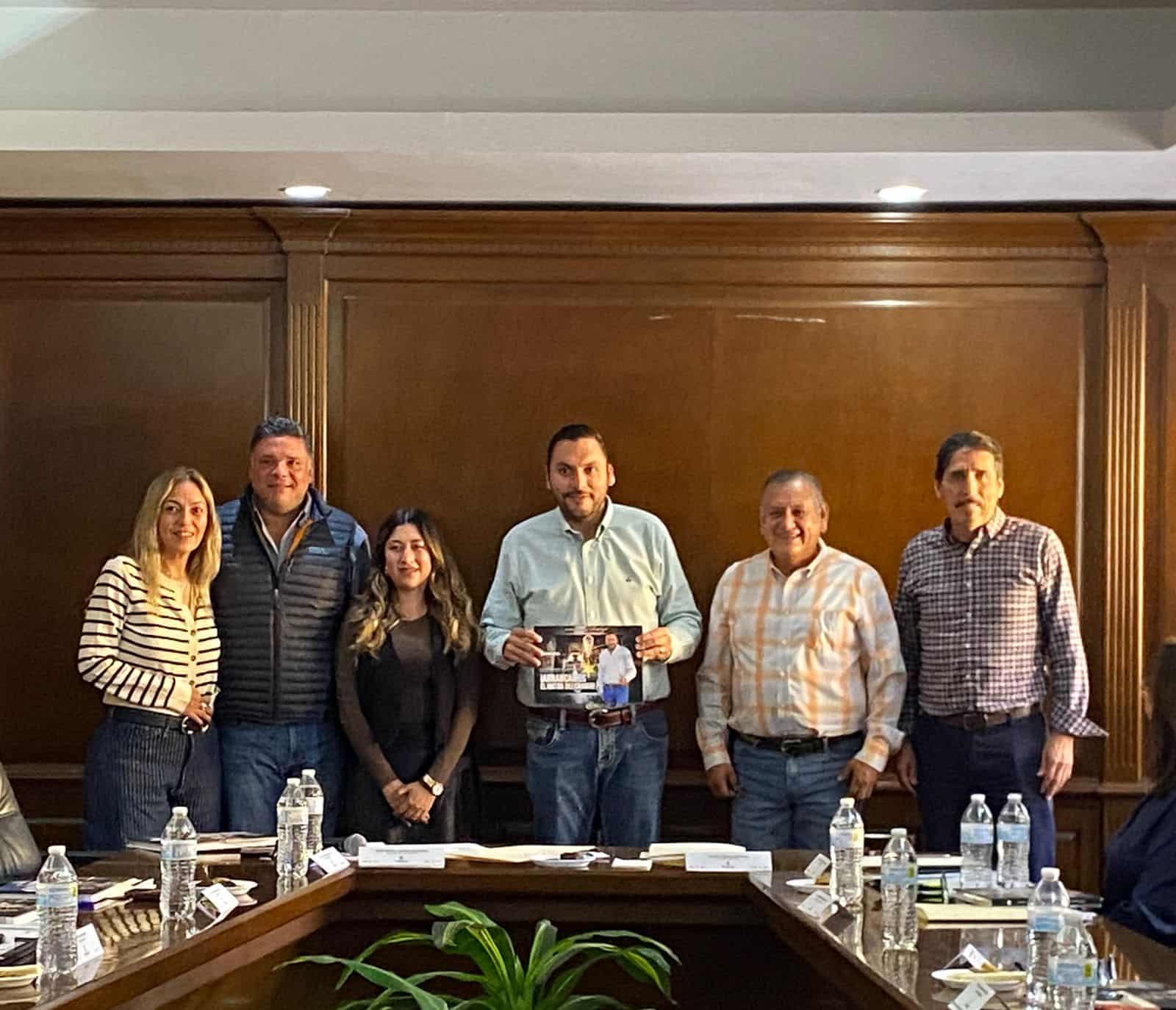 Alcalde Carlos Villarreal presenta cuadernillo a regidores del Ayuntamiento