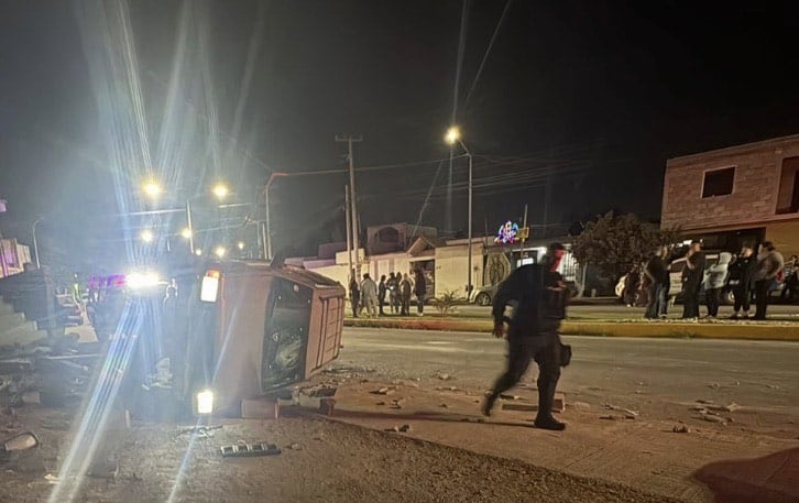 Joven ebrio choca barda y termina volcado en Ramos Arizpe